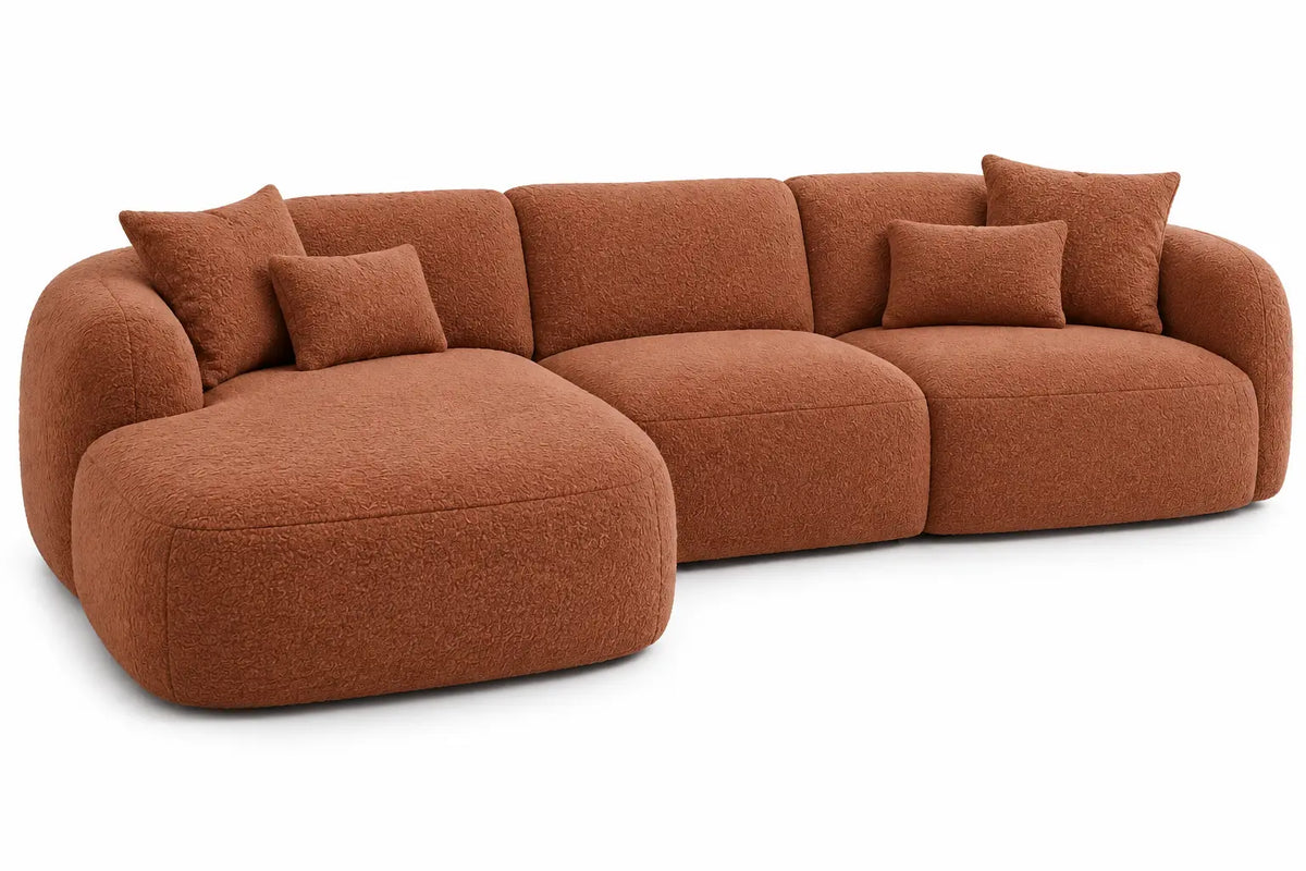 Canapé d'angle terre cuite aux formes arrondies et coussins assortis